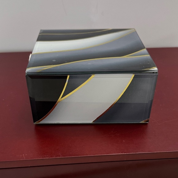 Three hands corporation Other - Elegant Black and Gold Decorative Box 5x 5